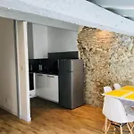 Au Pied De La Cite Καρκασόν