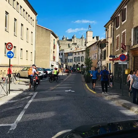 Au Pied De La Cite *
